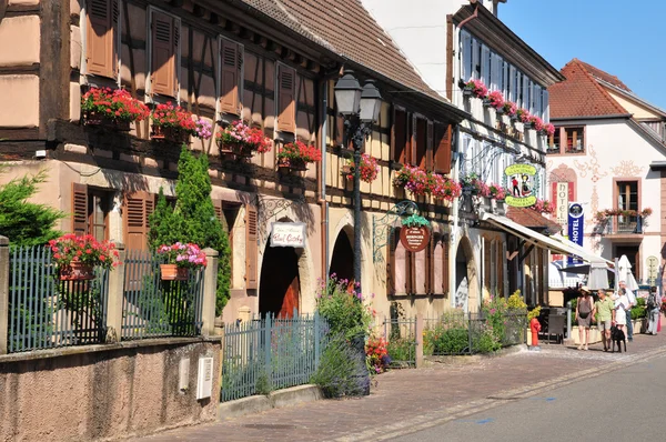 红颜 rhin，风景如画的村庄里的 eguisheim — 图库照片