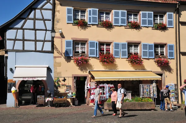 红颜 rhin，风景如画的村庄里的 eguisheim — 图库照片