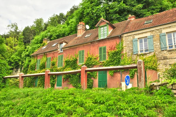 Francia, il pittoresco villaggio di Vetheuil — Foto Stock