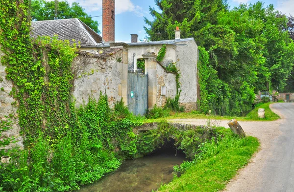 Francia, el pintoresco pueblo de brueil en vexin — Foto de Stock