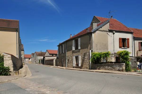 França, a pitoresca aldeia de Longuesse — Fotografia de Stock