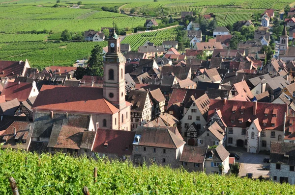 França, pitoresca aldeia de Riquewihr na Alsácia — Fotografia de Stock