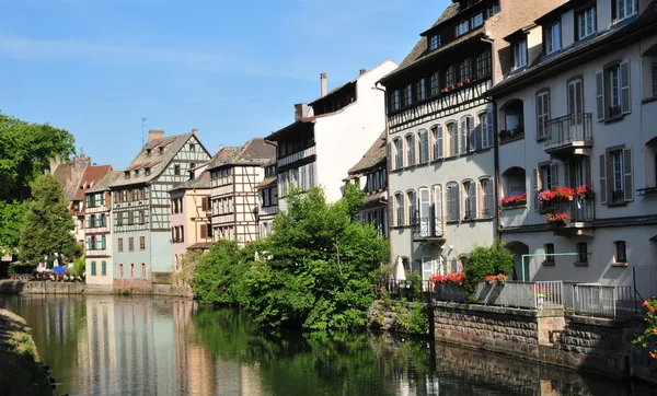 Alsacia, la pintoresca ciudad de Estrasburgo en el Bajo Rin — Foto de Stock