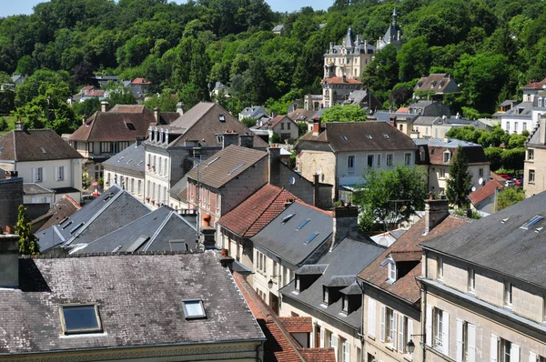 上海青青，如诗如画的 pierrefonds 市在瓦兹 — 图库照片