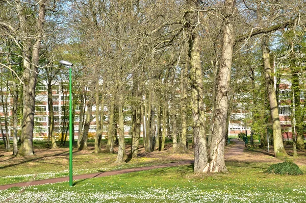 Francia, la pintoresca ciudad de Verneuil sur seine — Foto de Stock