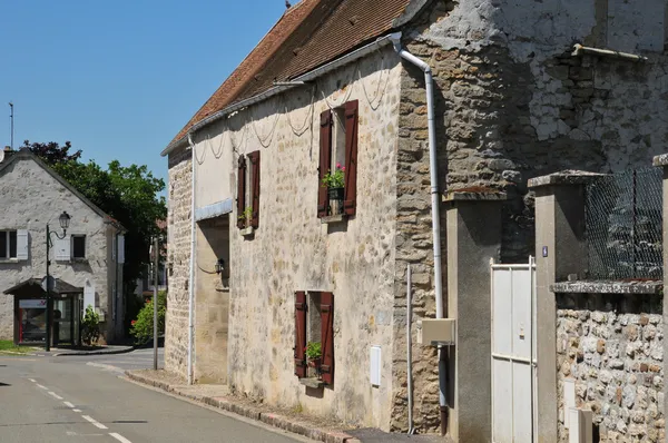 Ile de France, el pintoresco pueblo de Gouzangrez — Foto de Stock