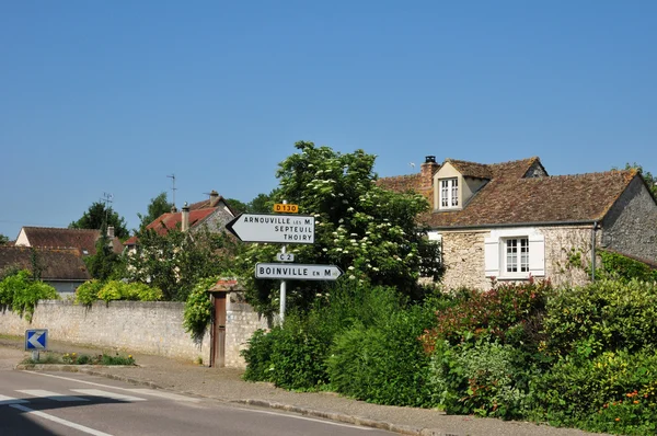 Francia, el pintoresco pueblo de Goussonville — Foto de Stock