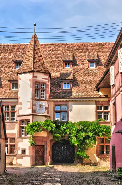 Frankreich, malerisches dorf riquewihr im elsass — Stockfoto