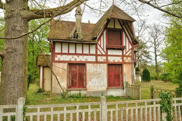 Francja, malowniczym mieście verneuil sur Seine — Zdjęcie stockowe