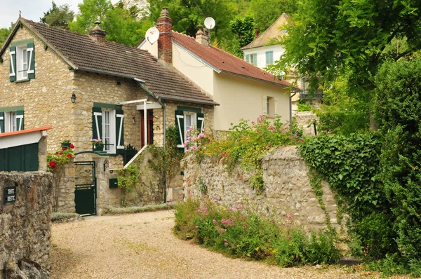 Francia, il pittoresco villaggio di Haute Isle — Foto Stock