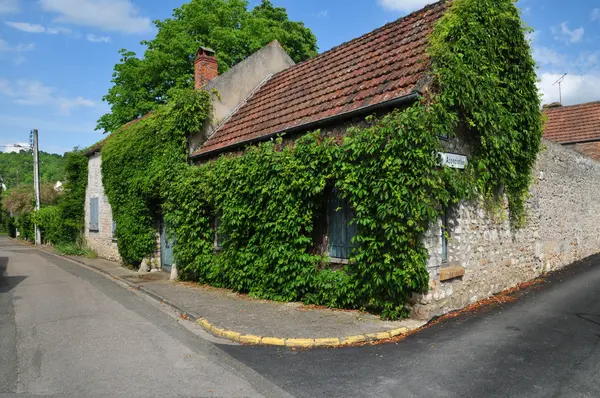 Francia, el pintoresco pueblo de Moisson — Foto de Stock