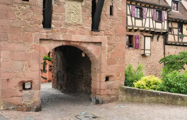 Francia, pittoresco villaggio di Riquewihr in Alsazia — Foto Stock