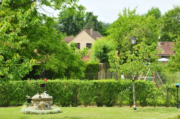 Francia, il pittoresco villaggio di Haute Isle — Foto Stock