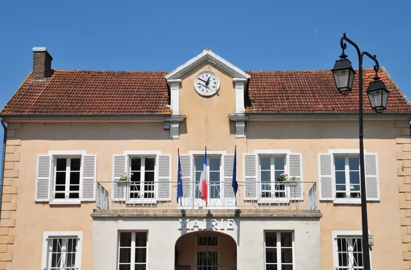 Francia, el pintoresco pueblo de Les Mesnuls — Foto de Stock