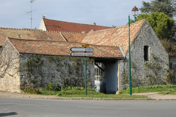 França, a pitoresca aldeia de Longuesse — Fotografia de Stock