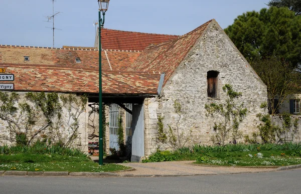 França, a pitoresca aldeia de Longuesse — Fotografia de Stock