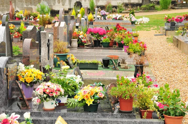 Francia, el cementerio de Vaux sur Seine — Foto de Stock