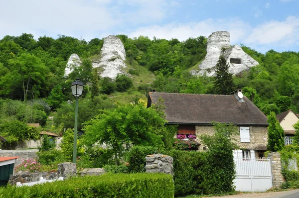 Francia, il pittoresco villaggio di Haute Isle — Foto Stock