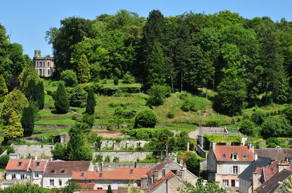 上海青青，如诗如画的 pierrefonds 市在瓦兹 — 图库照片