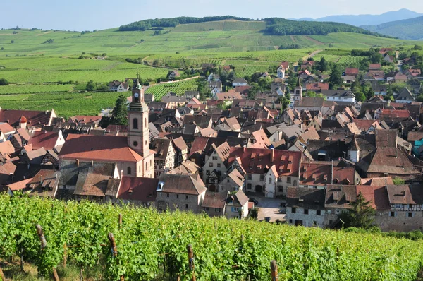 França, pitoresca aldeia de Riquewihr na Alsácia — Fotografia de Stock