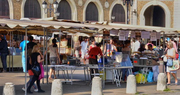Франция, живописный рынок Версаля — стоковое фото