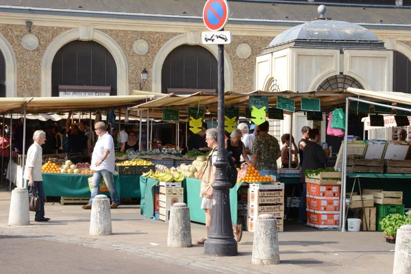 Франція, мальовничий ринок Версаля — стокове фото