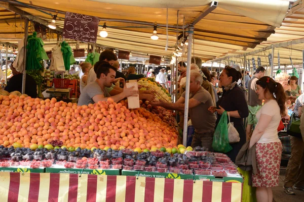 Frankrike, den pittoreska marknaden av versailles — Stockfoto