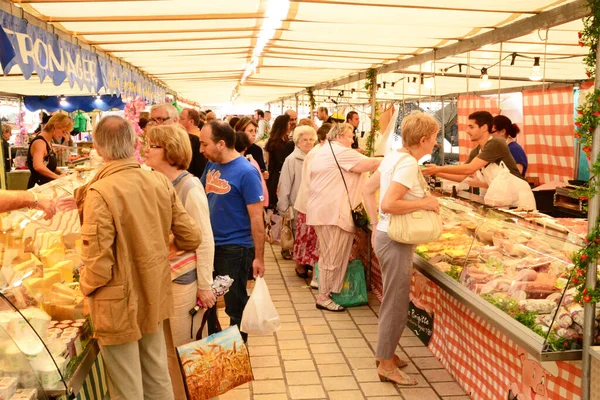 Saint Germain Laye Fransa Nisan 2017 Pazarda Soğuk Etler — Stok fotoğraf