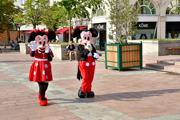 Poissy Frankrike September 2021 Minnie Och Mickey Mus Stadens Centrum — Stockfoto