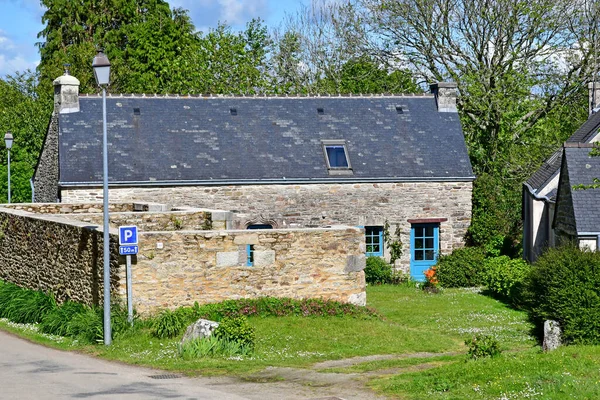 Ploneour Lanvern フランス 2021年5月16日 ランギヴォア礼拝堂近くの小さな家 — ストック写真