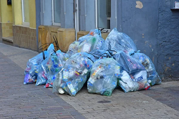 Remich Luxemburg Augustus 2021 Vuilniszakken Een Straat Rechtenvrije Stockfoto's