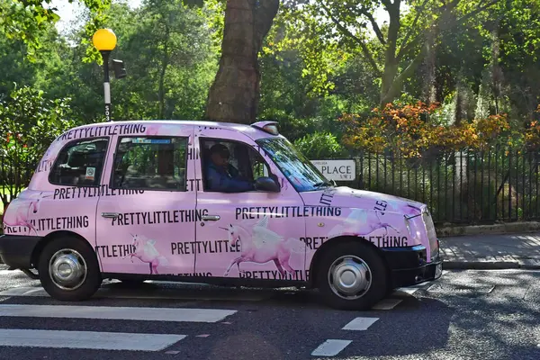 Londra Ngiltere Ekim 2021 Sloane Caddesinde Pembe Taksi — Stok fotoğraf