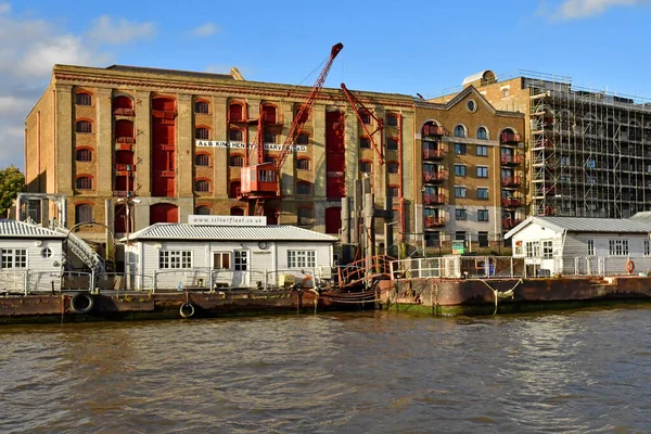 Londra Ngiltere Ekim 2021 Thames Nehri Nde Akışkan Bir Gemi — Stok fotoğraf