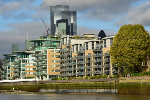 Londra Ngiltere Ekim 2021 Thames Nehri Nde Akışkan Bir Gemi — Stok fotoğraf