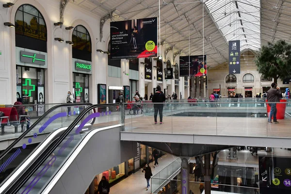 Paris France April 2022 Commercial Centre Paris Saint Lazare Station — Stok fotoğraf