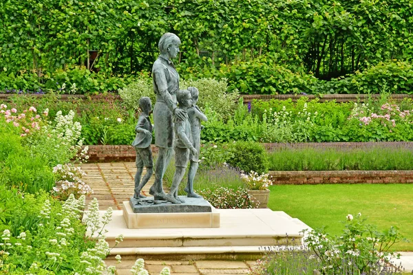 Londres Inglaterra Junio 2022 Estatua Diana Parque Del Palacio Kensington —  Fotos de Stock