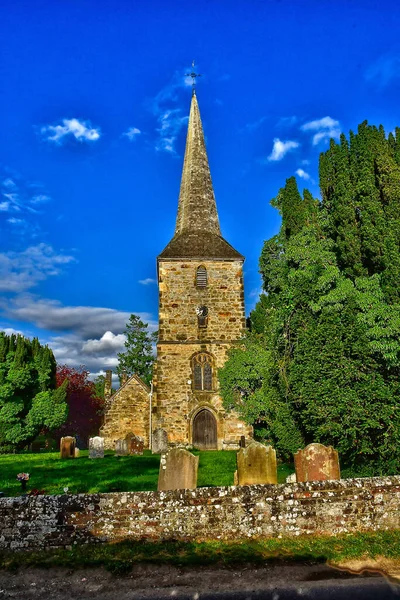 しかし イングランド 6月20 2022 聖ピーターの絵のような教区教会 — ストック写真