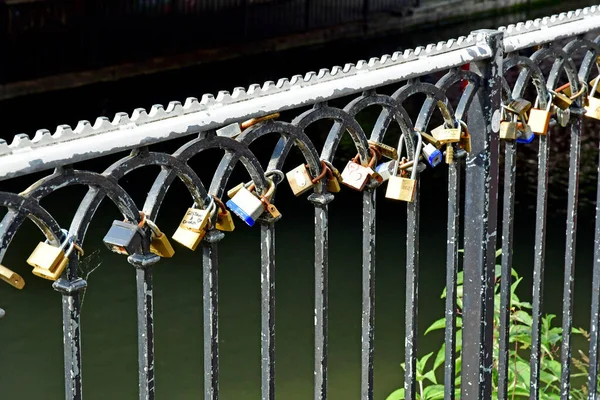 London England June 2022 Padlock Bridge Canal Regent Park District — стокове фото