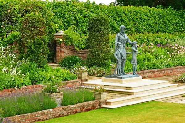 Londres Inglaterra Junio 2022 Estatua Diana Parque Del Palacio Kensington —  Fotos de Stock