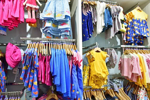 Londra Inghilterra Giugno 2022 Negozio Abbigliamento Bambini Nel Distretto Muswell — Foto Stock