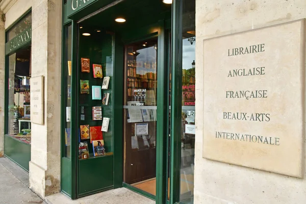 Paris France May 2022 International Book Shop Rivoli Street 로열티 프리 스톡 사진