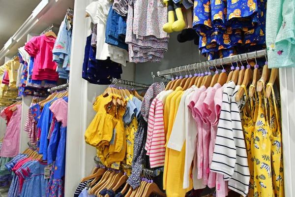 Londra Inghilterra Giugno 2022 Negozio Abbigliamento Bambini Nel Distretto Muswell — Foto Stock