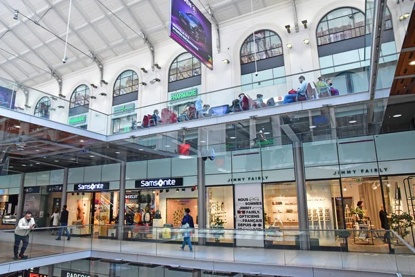 Paris Fransa Mayıs 2022 Saint Lazare Tren Istasyonundaki Ticaret Merkezi — Stok fotoğraf