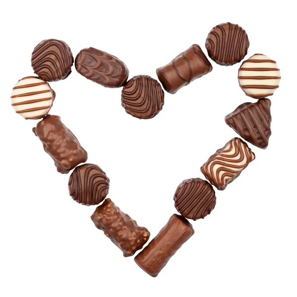 Сердце из шоколадных конфет — стоковое фото