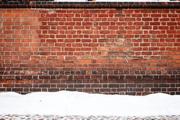 Ziegelmauer und Schnee — Stockfoto