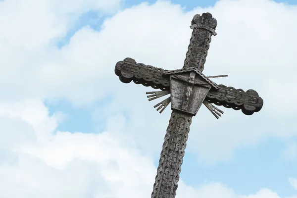 Dřevěný kříž proti modré obloze — Stock fotografie