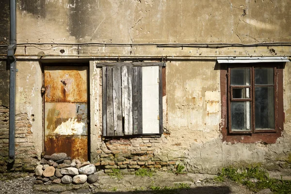 Boarded up window and rusty door — Stock Photo, Image