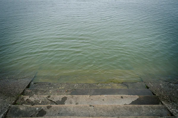 Escadas para a água — Fotografia de Stock