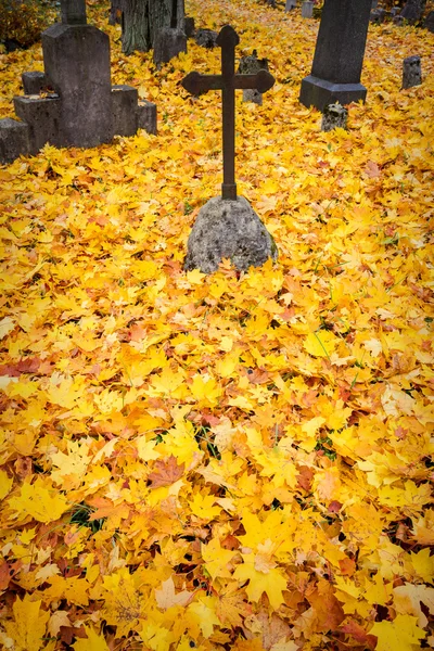 Un monument de cruce într-un cimitir — Fotografie, imagine de stoc