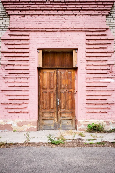 Porta in una parete rosa — Foto Stock